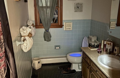 Hamden Bed & Breakfast | Relaxing King Suite in a Peaceful Guest House
