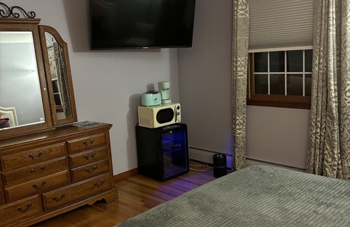 Hamden Bed & Breakfast | Relaxing King Suite in a Peaceful Guest House