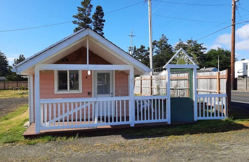 Grayland Cottage | Idyllic Seascapes Cottage: Family & Pet-Friendly Retreat