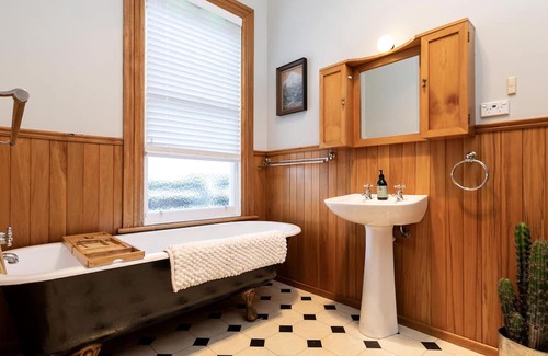 New Plymouth Villa | Villa on Courtenay - Enjoy Child-Friendly Comfort Near CBD