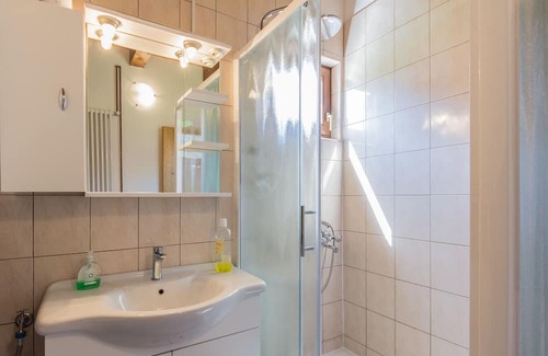Brod Moravice House | Inviting Holiday Home in Kvarner with Outdoor Jacuzzi
