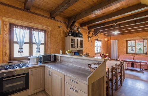 Brod Moravice House | Inviting Holiday Home in Kvarner with Outdoor Jacuzzi