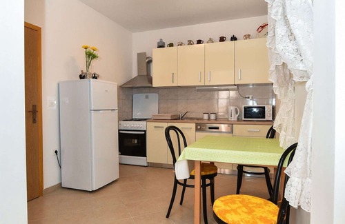 Iz House | Cozy Holiday Home in Veli Iž with Fenced Garden Retreat