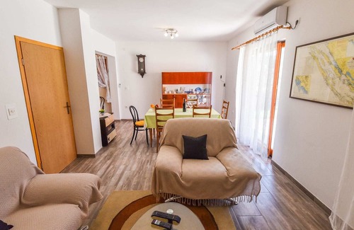 Iz House | Cozy Holiday Home in Veli Iž with Fenced Garden Retreat