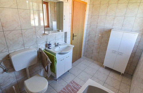 Iz House | Cozy Holiday Home in Veli Iž with Fenced Garden Retreat