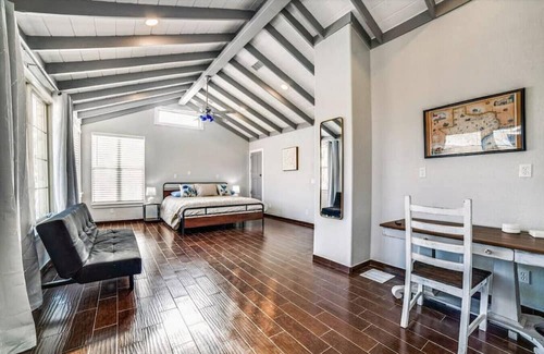 Johnson City House | Ideal Wine Country Retreat with Pool & Club House for 15