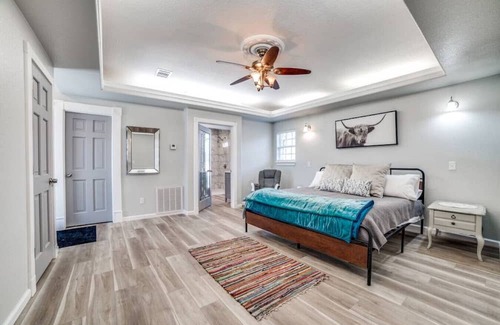 Johnson City House | Ideal Wine Country Retreat with Pool & Club House for 15
