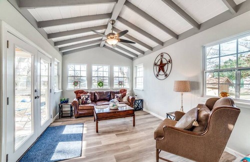 Johnson City House | Ideal Wine Country Retreat with Pool & Club House for 15