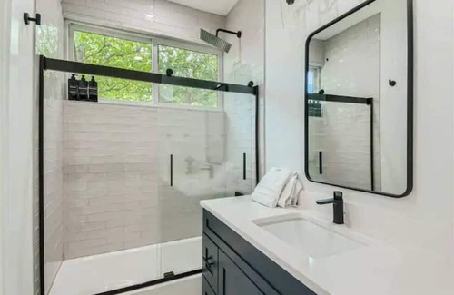 Austin House | Bright & Airy Austin Retreat Steps from Vibrant Nightlife!