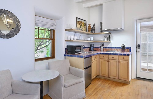 Historic Eastside Bed & Breakfast | Pet-Friendly Downtown Casita 8 with Kitchen Access