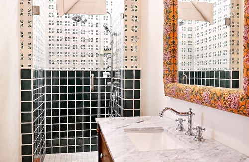 Historic Eastside Bed & Breakfast | Pet-Friendly Downtown Casita 8 with Kitchen Access