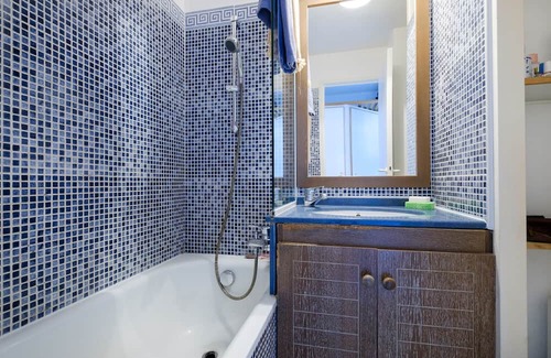 Le Dramont Apartment | Seaside Retreat: Apartment "Vue Île d'Or" with Pool
