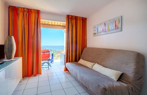 Le Dramont Apartment | Seaside Retreat: Apartment "Vue Île d'Or" with Pool