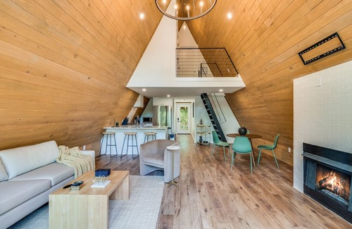 New Iberia Cabin | Pet-Friendly Modern A-Frame Cabin with Spa & Fireplace