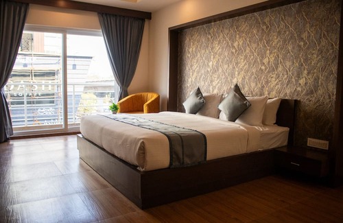 Whitefield Hotel | Discover Grand Wilton Inn: Family-Friendly & Poolside Retreat