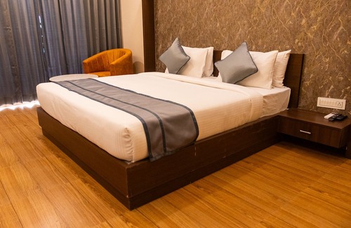 Whitefield Hotel | Discover Grand Wilton Inn: Family-Friendly & Poolside Retreat