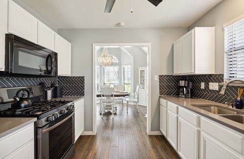 Fort Worth House | Idyllic Lake Front Getaway: Family & Pet-Friendly Retreat