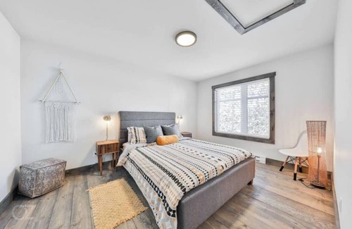 Chertsey Ski Chalet | Relaxing Retreat at Le Boheme - Lakeside Chalet with Spa