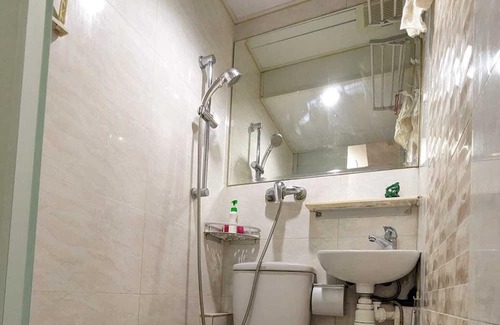 Mong Kok House | Comfortable Hostels for 3 at Mongkok MTR Station