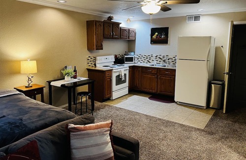 Roseville Apartment | Modern Studio with Full Kitchen, Ideal for Families