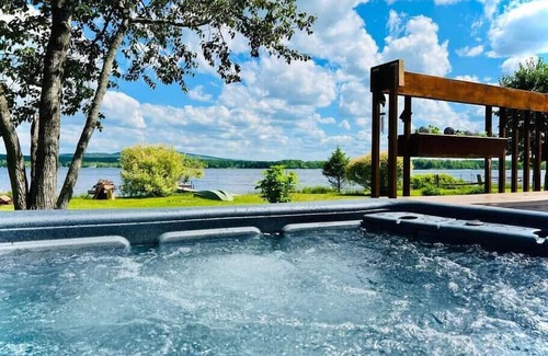Le Haut-Saint-Francois Regional County Municipality Ski Chalet | Superb log cabin *Spa* *Waterfront*