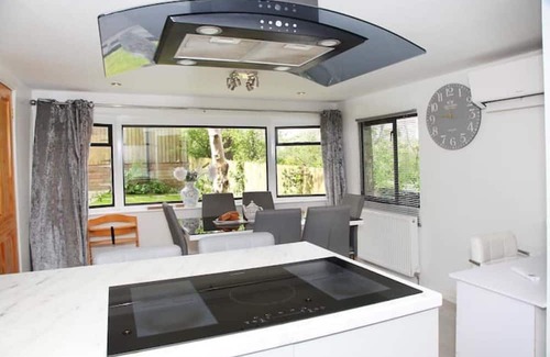 Westleigh House | Wood Lodge: Private Retreat with Outdoor Space on Tarka Trail