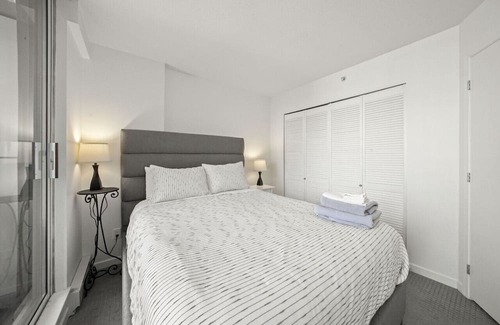 Coal Harbour Condo | Top-Rated 1 Bedroom Getaway in Coal Harbour Awaits You