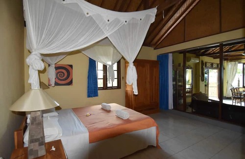 Banjartegehe Villa | Beachfront Villa with Private Pool, Garden & Terrace