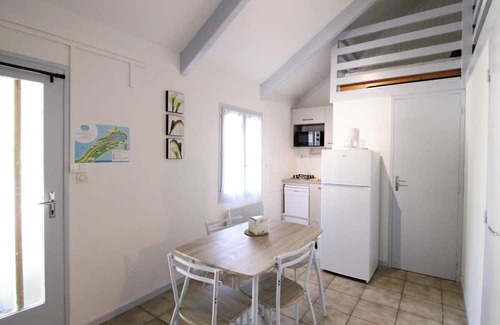 Arnac Cottage | Inviting Gite Arnac: Family-Friendly Stay with Kitchen