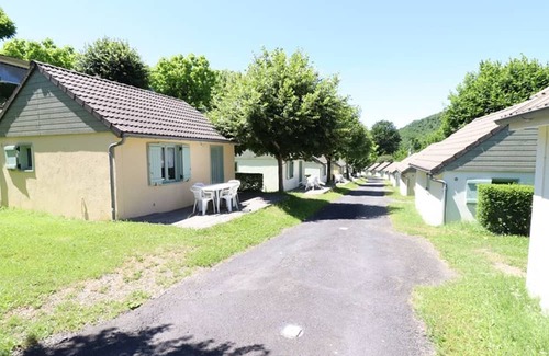 Arnac Cottage | Inviting Gite Arnac: Family-Friendly Stay with Kitchen