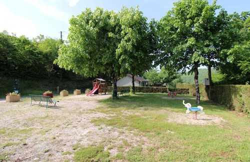 Arnac Cottage | Inviting Gite Arnac: Family-Friendly Stay with Kitchen