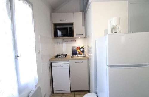Arnac Cottage | Cozy Gite Arnac: Ideal for Families with Kitchen Access