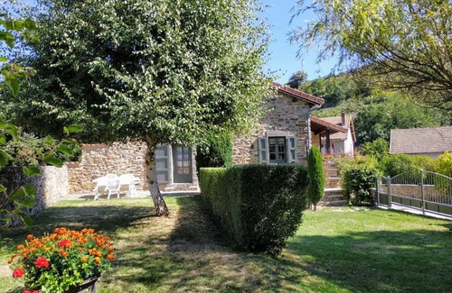 Saint-Poncy Cottage | Comfortable Gite Saint-Poncy: Family-Friendly Getaway