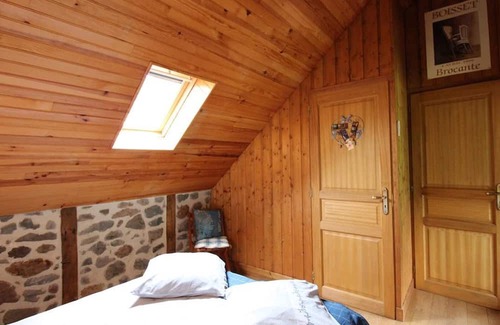 Le Fau Cottage | Cozy Gite Le Fau: Family-Friendly Retreat with Kitchen