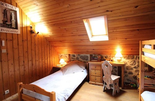 Le Fau Cottage | Cozy Gite Le Fau: Family-Friendly Retreat with Kitchen