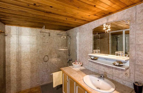Le Fau Cottage | Cozy Gite Le Fau: Family-Friendly Retreat with Kitchen