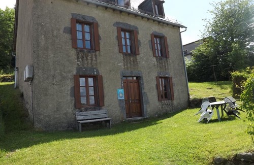Montboudif Cottage | Gite Montboudif: Family-Friendly Retreat with Cozy Fireplace