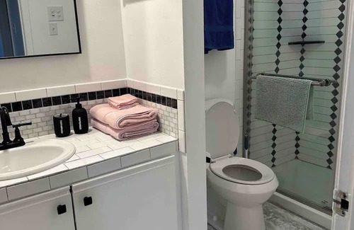 Alexandria Condo | Pet-Friendly 1 Bed/1 Bath Condo with In-Unit W/D