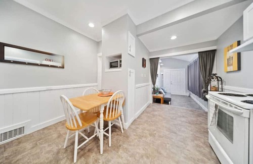 Akron Apartment | Cozy Highland Square Hideaway with Pet-Friendly Amenities