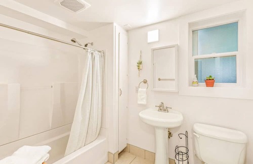 Greenwood House | Modern Brazilian Escape in Seattle with Family-Friendly Amenities
