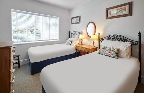 Hognaston House | Experience Comfort at The View at Orchard View Hotel