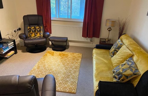 Hatfield Apartment | Pet-Friendly 2 Bed Apt Near Hatfield Station with Free Parking