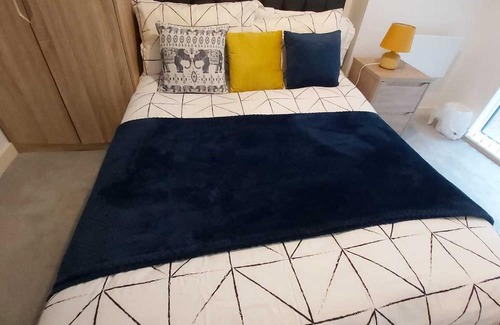 Hatfield Apartment | Pet-Friendly 2 Bed Apt Near Hatfield Station with Free Parking