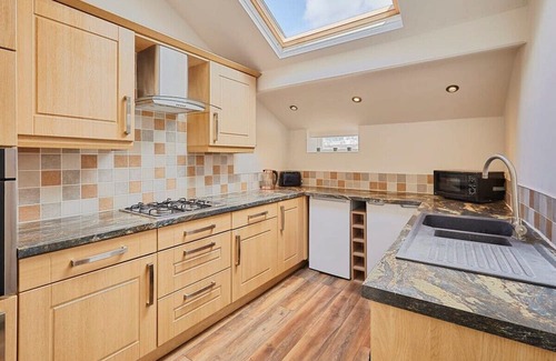 Matlock House | Pet-Friendly Stay at Church View Cottage - Perfect for Families