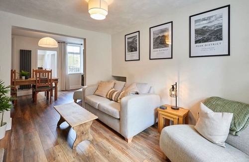 Matlock House | Pet-Friendly Stay at Church View Cottage - Perfect for Families