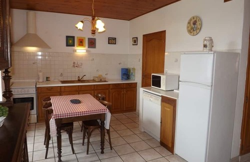 Drugeac Cottage | Gite Drugeac: Ideal 4-Bedroom Retreat for Up to 8 Guests