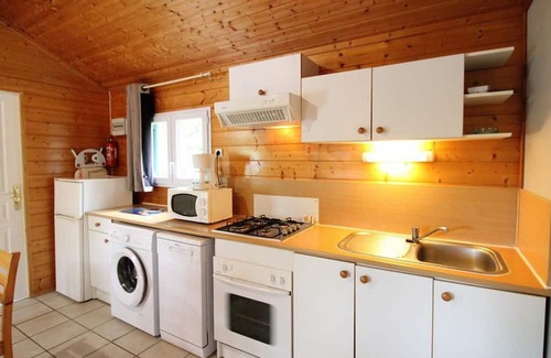 Arnac Cottage | Gite Arnac: Family-Friendly Retreat with Kitchen Access