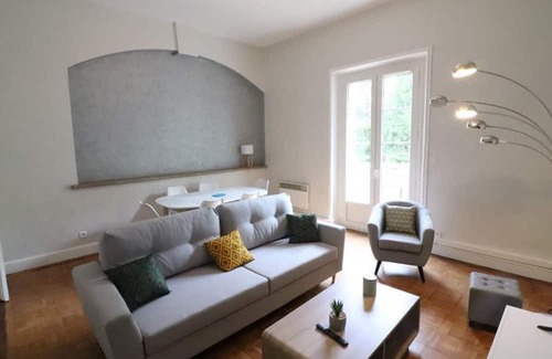 Saint-Etienne-Cantales Cottage | Cozy Gite Saint-Étienne-Cantalès for 6 with Kitchen