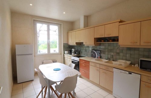 Saint-Etienne-Cantales Cottage | Cozy Gite Saint-Étienne-Cantalès for 6 with Kitchen