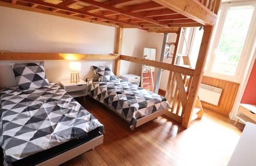 Saint-Etienne-Cantales Cottage | Cozy Gite Saint-Étienne-Cantalès for 6 with Kitchen